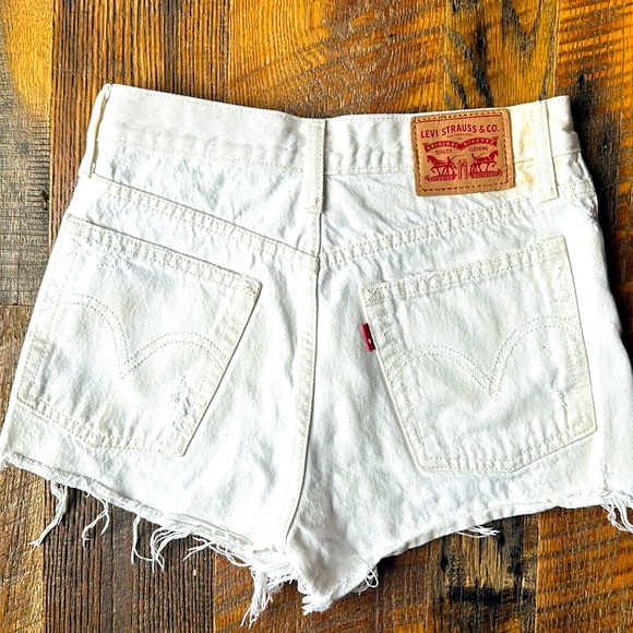 Levi White denim Wedgie short - Picture 2 of 4